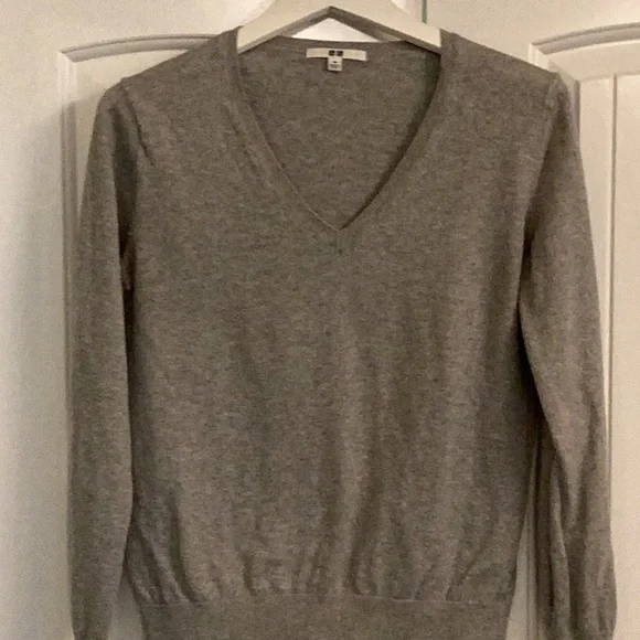 Sweater by UniQlo - Picture 1 of 3